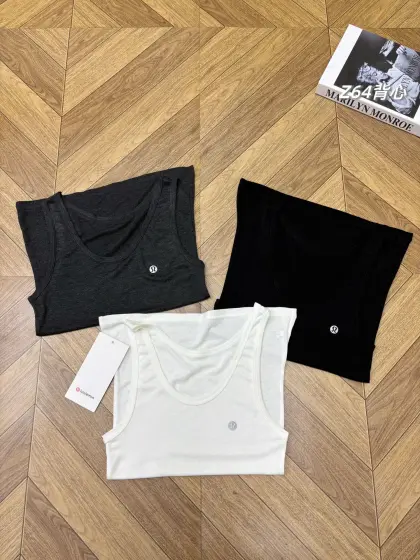 3件,一包3件装!美雅碧面料,丝滑舒服到爆炸!lululemon2026春夏新款女士美雅碧背心,可外穿背心!刘雯、周清扬同款!人手N件不嫌多,大领口,漏出深邃好看的锁骨,视觉上非常好看的,元气感爆棚,活力满满! 上海迅达贸易订单,出口海外的单子,一包3件装,原包装尾单一百多包,仅有的一批货,且买且珍惜! 视觉上延长颈部,线条感真的很好看,修身的版型结合弹力棉质面料,勾勒身形秀出好身材!简单流畅的剪裁,弹力超级大! 品牌客供的70%精梳莫代尔棉+30%美雅碧腈纶面料,纯纯的高端货,上身真的超级丝滑舒服,亲肤感妥妥的,经典大圆领,肩宽的宝贝放心穿,宽肩带加宽包边,巨显瘦!既能打底又能外穿,夏天外穿,春季打底,超级百搭! 天天穿都不会腻的打底背心了,真的收到会爱不释手! 款式:一包3件,三色各一,原包装不拆卖 尺码:高弹力均码 胸围70 肩宽29 建议体重80-140斤 品名:Z64款lulu三件装女士背心
